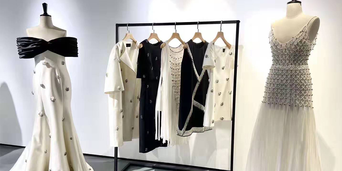 華恩為上海BY FANG設(shè)計(jì)師品牌集合店提供高級定制業(yè)務(wù)【華恩衣架】